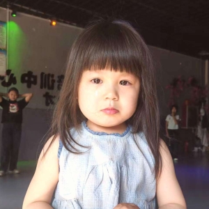 石龙区义工团体帮走失的4岁外地小女孩寻亲圆梦