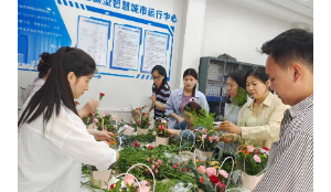 巩义市杜甫路街道开展母亲节插花暨巾帼志愿者团建活动